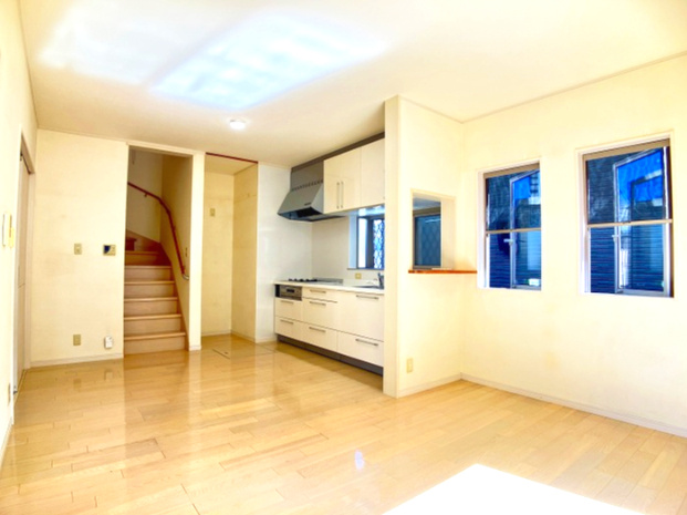 松山市保免上１丁目の居間・リビング|南向きの光が差し込むリビングは、家族の笑顔が自然と集まる場所に。和室と繋げればさらに広々とした空間になり、お子様が走り回っても優しく見守れます。木のぬくもりを感じながら、穏やかな午後を過ごせそうです。