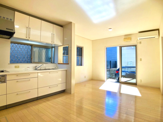 松山市保免上１丁目のその他|システムキッチンで作業スペースも広々。週末はお子様と一緒にクッキーを焼いたり、会話を楽しみながらお料理ができそうです。