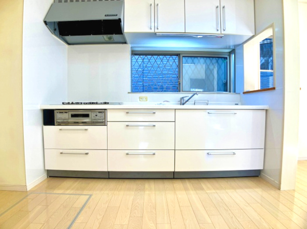 松山市保免上１丁目のキッチン|収納も充実しているので、調理器具もスッキリ片付き、毎日気持ちよくキッチンに立てます。