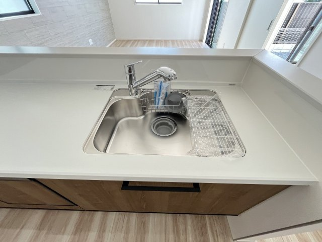 【キッチン】 | 福岡市西区太郎丸2丁目1期　1号棟（全2棟）【仲介手数料無料・0円】 | 施工例。施工例は完成時と異なる場合があります。
