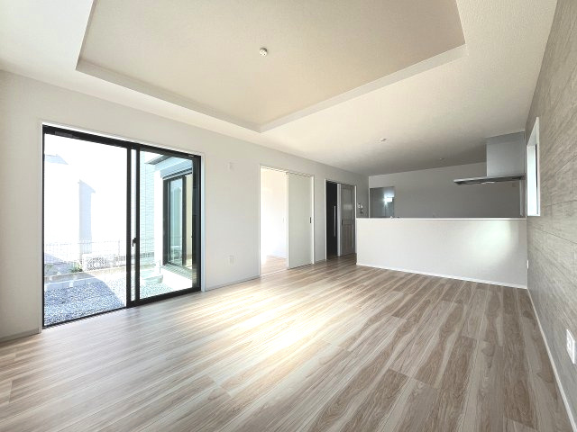 【内装】 | 福岡市西区太郎丸2丁目1期　1号棟（全2棟）【仲介手数料無料・0円】 | 施工例。リビングです。施工例は完成時と異なる場合があります。