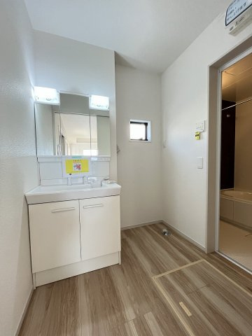 【洗面所】 | 福岡市西区太郎丸2丁目1期　1号棟（全2棟）【仲介手数料無料・0円】 | 施工例。施工例は完成時と異なる場合があります。