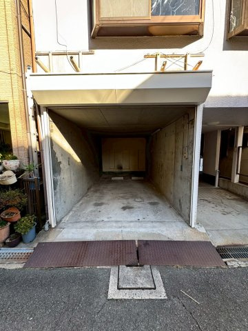 門真市宮前町の駐車場|シャッター付車庫（高さ約2.1ｍ、幅約2.5ｍ、奥行約5.3ｍ）