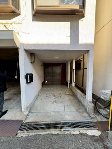 門真市宮前町の駐車場|軽自動車駐車可能（高さ約2.1ｍ、幅約2.2ｍ、奥行約3.5ｍ）