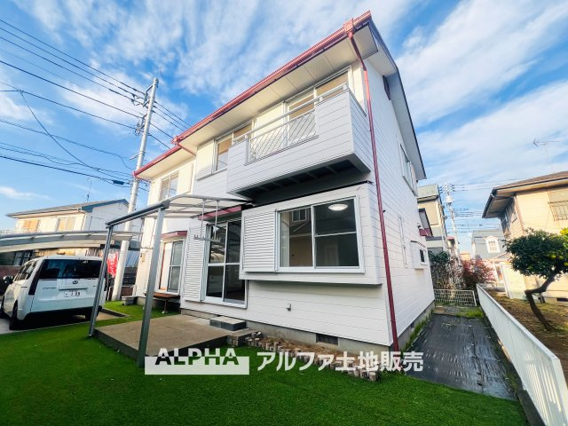武蔵村山市中原２丁目の中古一戸建の外観|【Private garden】
◆プライベートガーデン◆人工芝を敷き詰めた家族だけの空間。子供たちも安全に遊べ夏はプール、秋にはBBQと楽しみ方がいろいろ。そんな事を想像すると自然と笑みがこぼれる。