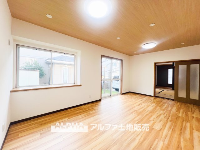 武蔵村山市中原２丁目の中古一戸建の駐車場|【car　space】
◆駐車場◆車を2台停めても余裕のある駐車スペース。自転車やベビーカーも楽々通る広さが嬉しいですね。