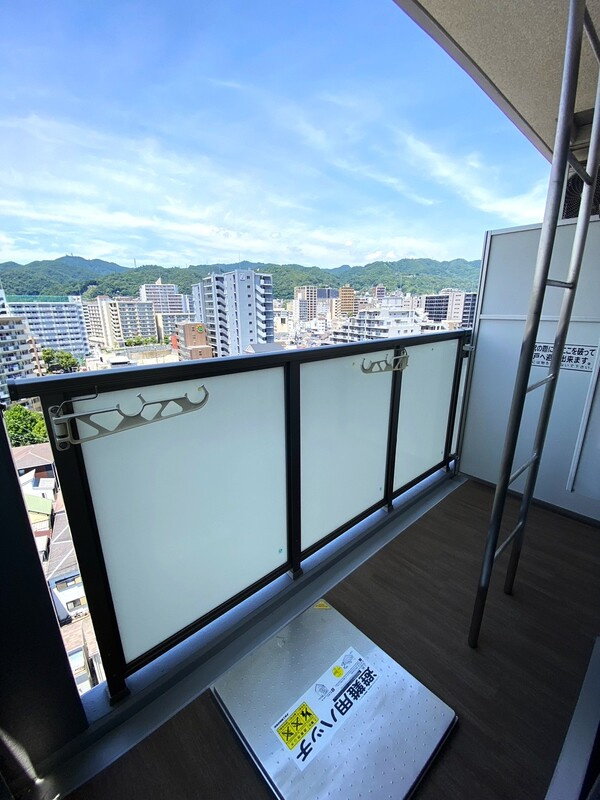 エステムコート神戸元町ヒルズのバルコニー|バルコニーからの眺めを楽しみながら食事をしませんか