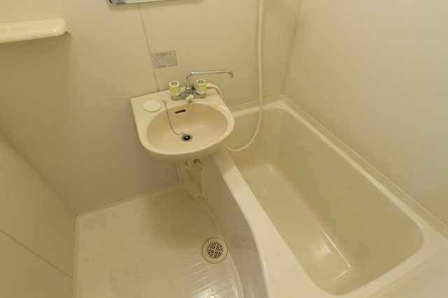 パルメーラ山手の浴室|洗面台付ユニットバスです