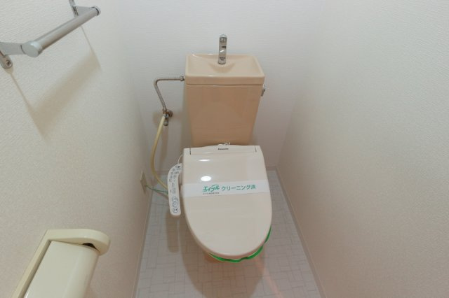 パルメーラ山手のトイレ|ウォシュレット付便座です。