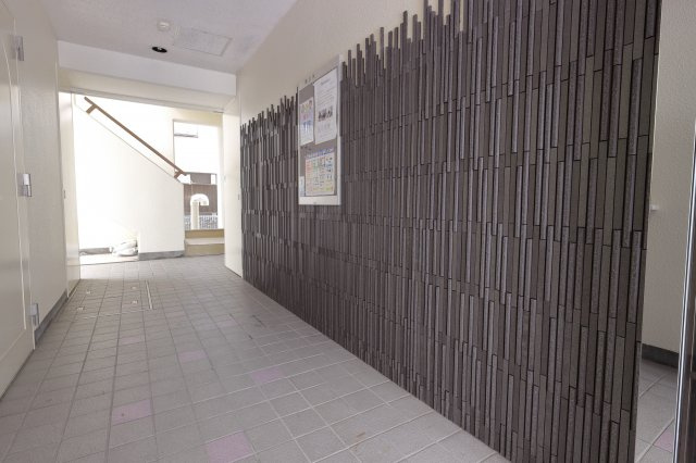 パルメーラ山手のロビー|壁を塗り替えたので、気持ちよく出かけれます。