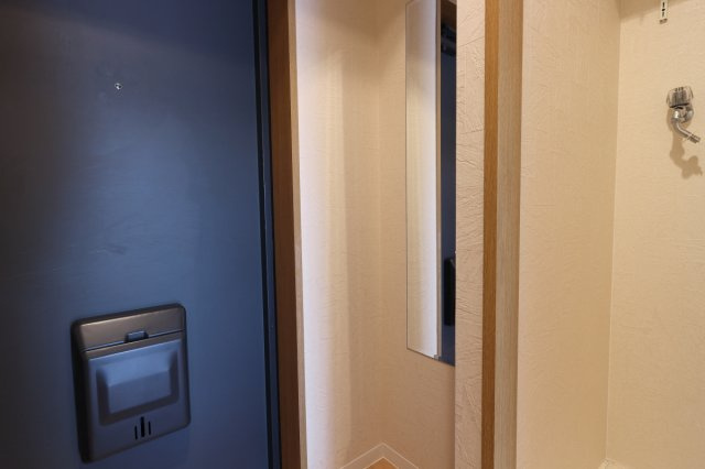 パルメーラ山手の玄関|お出かけ前に姿見でチェックです