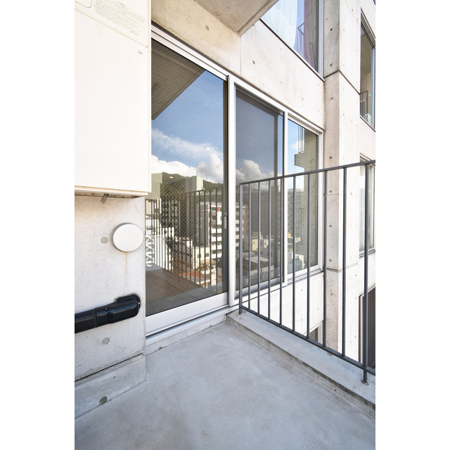 イーストヴィレッジ三宮のバルコニー|外からの目が気にならないバルコニーで洗濯物が干せます