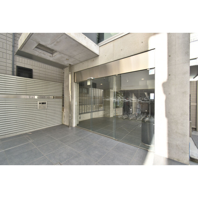 イーストヴィレッジ三宮のエントランス|建物の内部です