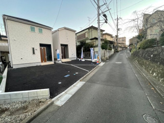 【前面道路含む現地写真】 | 横浜市旭区市沢町　全2棟/今回販売1棟 | 前面道路
