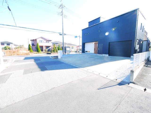 東金市西福俵　中古戸建の駐車場|令和4年3月築  屋上・ガレージ付電動シャッター　リビング階段スケルトン 駐車4台可能 閑静な分譲地
