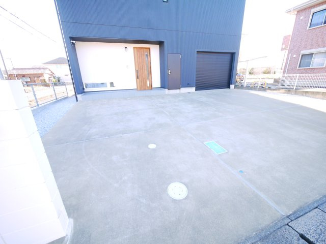 東金市西福俵　中古戸建の駐車場|令和4年3月築  屋上・ガレージ付電動シャッター　リビング階段スケルトン 駐車4台可能 閑静な分譲地