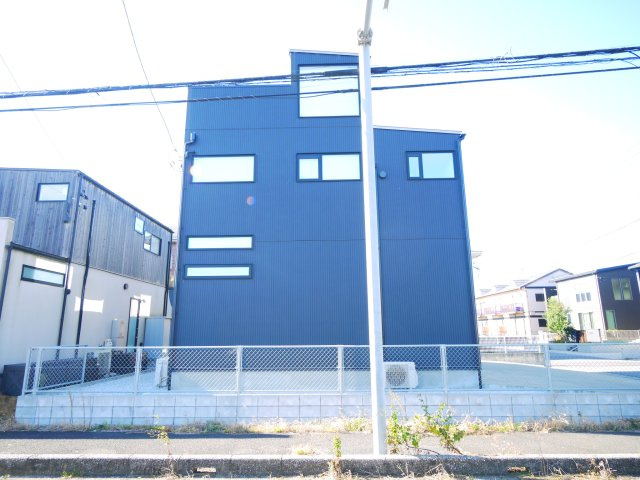 東金市西福俵　中古戸建の外観|令和4年3月築  屋上・ガレージ付電動シャッター　リビング階段スケルトン 駐車4台可能 閑静な分譲地