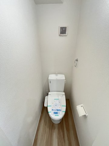 【内装】 | 福岡市西区太郎丸2丁目1期・平屋　2号棟（全2棟）【仲介手数料無料・0円】 | 施工例。1階のトイレです。施工例は完成時と異なる場合があります。