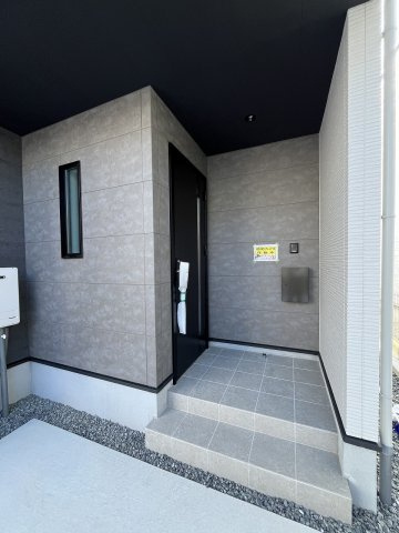 【玄関】 | 福岡市西区太郎丸2丁目1期・平屋　2号棟（全2棟）【仲介手数料無料・0円】 | 施工例。施工例は完成時と異なる場合があります。
