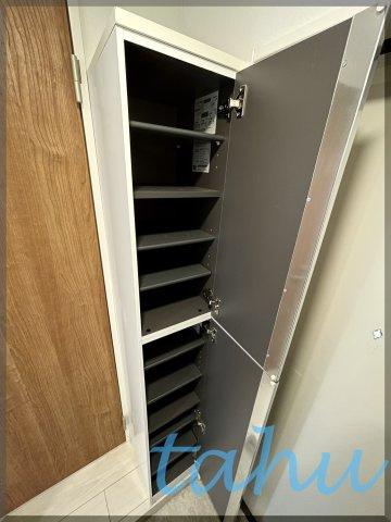 北区岸町１丁目のアパートの玄関