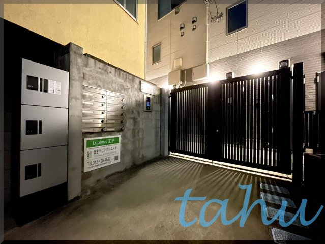 北区岸町１丁目のアパートのエントランス