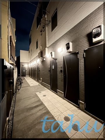 北区岸町１丁目のアパートの玄関