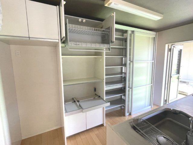山鹿市小群土地建物のキッチン|ウォールダウンユニット付きのキッチン大型造作収納