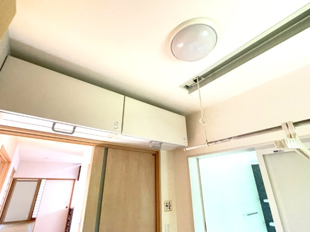山鹿市小群土地建物の脱衣所|物干し金物やウォールダウンユニット付き収納がある洗面脱衣所