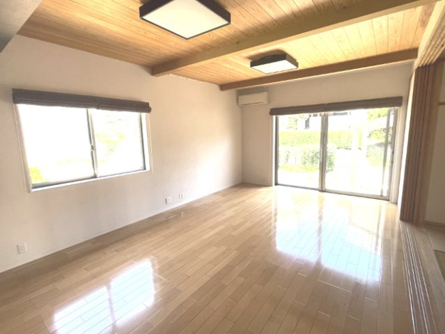山鹿市小群土地建物の居間・リビング|木の温もりを感じられる室内