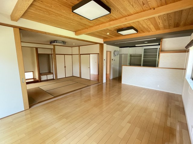山鹿市小群土地建物の居間・リビング