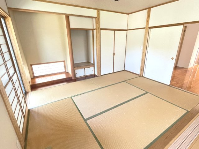 山鹿市小群土地建物の和室|床の間もある明るい和室
