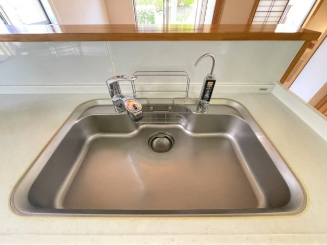 山鹿市小群土地建物のキッチン|浄水器用専用水栓のあるキッチンシンク