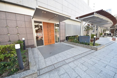 【エントランス】 | ジーニス大阪WEST | 清潔なエントランスです