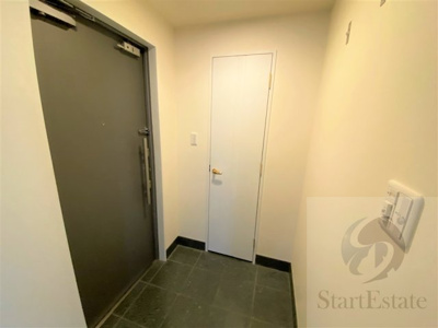 【玄関】 | ジーニス大阪WEST | 収納もある玄関です