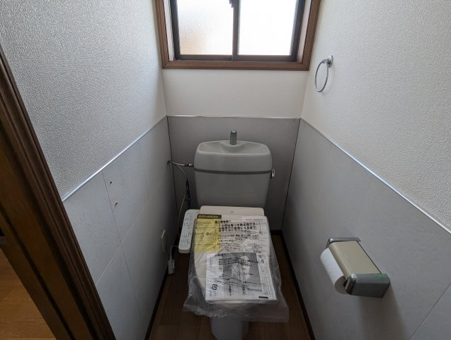 売中古戸建　富士市伝法のトイレ|トイレには窓があり明るい室内です。コンパクトな設計で空間を広く感じさせるデザインになっています。
