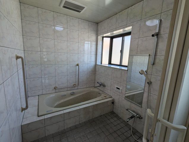 売中古戸建　富士市伝法の浴室|窓があるので明るい室内です。ホテルライクな浴室デザインが日常を特別にしてくれます。
