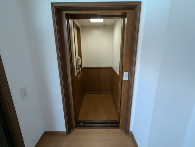 売中古戸建　富士市伝法のその他|ホームエレベーターがあります。重い荷物もらくらく運搬出来ます。全ての世代に優しい設計になっています。