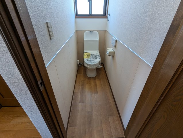 売中古戸建　富士市伝法のトイレ|トイレには窓があり明るい室内です。トイレが各階にあります。忙しい朝や、ファミリー世帯は助かりますね。