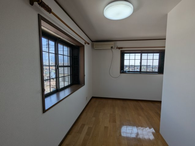 売中古戸建　富士市伝法の洋室|二面採光なので日差しがたっぷり入ります。また風通しが良く解放感もあります。