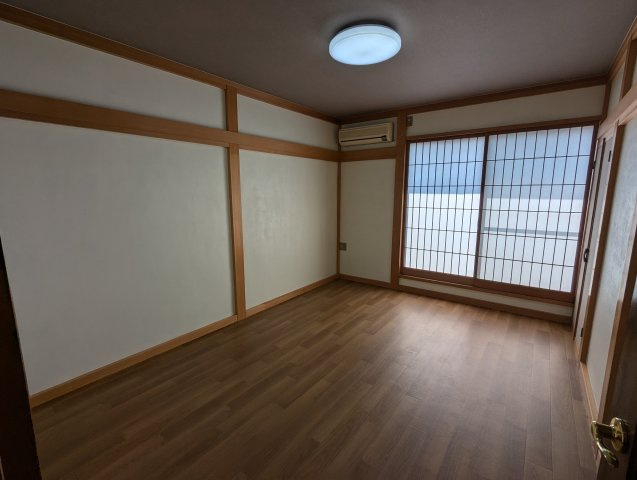 売中古戸建　富士市伝法の洋室|大きい窓から入るたっぷりの日差しが嬉しいですね。寝室や仕事部屋など使い勝手の良い広さの洋室です。