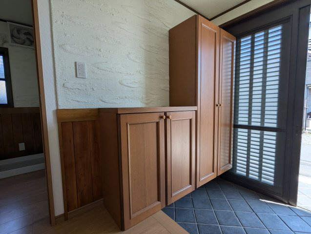 売中古戸建　富士市伝法の玄関|備え付けのシューズボックスがあるので収納がたっぷりあります。靴をしまって玄関をすっきりと使えます。