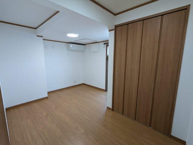 売中古戸建　富士市伝法の洋室|荷物が多くても収納スペースがたっぷりあるので、生活スペースを広く確保する事ができます。