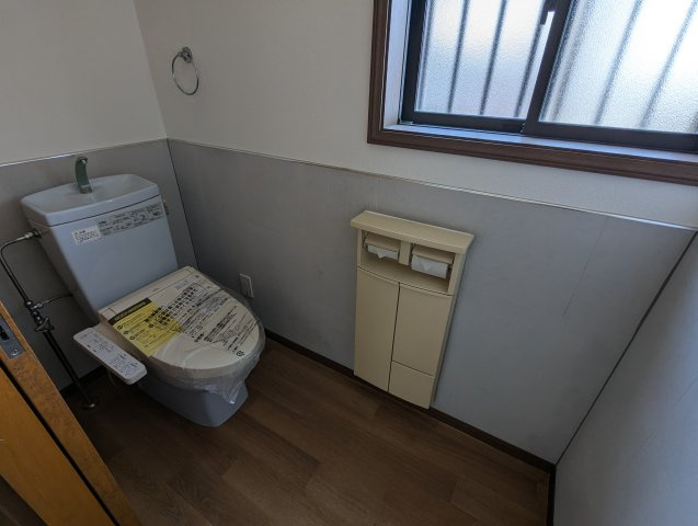 売中古戸建　富士市伝法のトイレ|トイレには窓があり明るい室内です。トイレ横に収納スペースがあるのが嬉しいですね。
