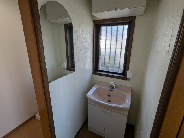 売中古戸建　富士市伝法の独立洗面台|トイレ横には手洗い場があります。下に収納スペースがあるので掃除用具など収納出来て便利です。