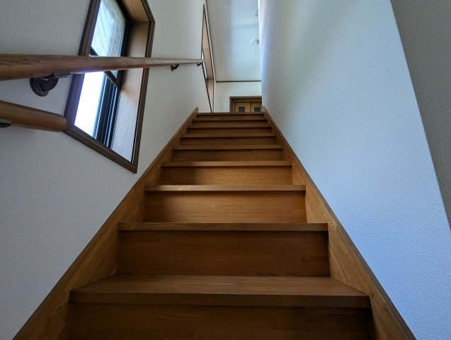 売中古戸建　富士市伝法の内装|ストレート階段なのでシンプルな見た目です。手摺が付いており安全です。