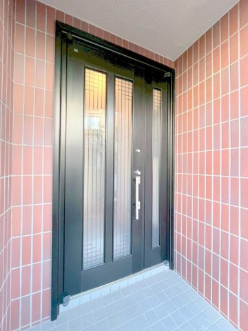 荻窪三丁目戸建のエントランス|★重厚感のある玄関★