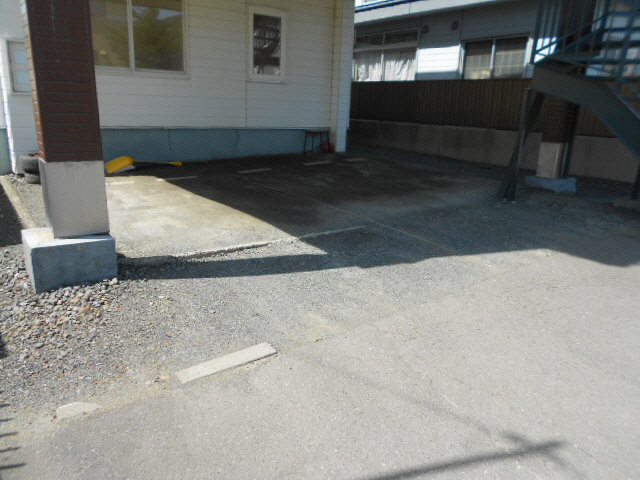 メゾン峰の駐車場