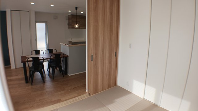 築浅　太陽光パネル　蓄電池　乾太くん　駐車場４台　ガスファンヒーター　電動シャッター