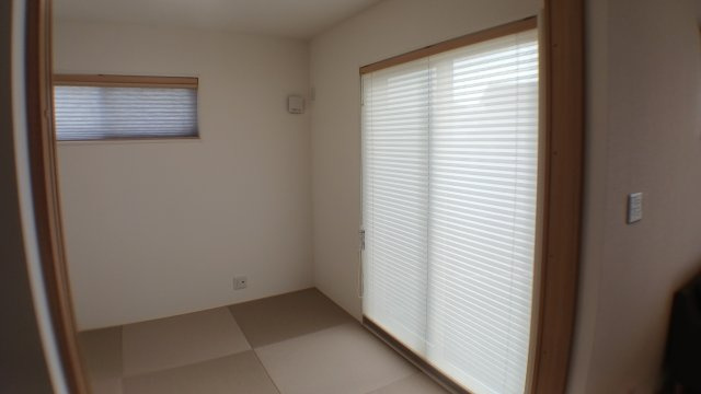 築浅　太陽光パネル　蓄電池　乾太くん　駐車場４台　ガスファンヒーター　電動シャッター