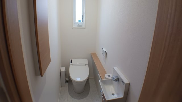 築浅　太陽光パネル　蓄電池　乾太くん　駐車場４台　ガスファンヒーター　電動シャッター